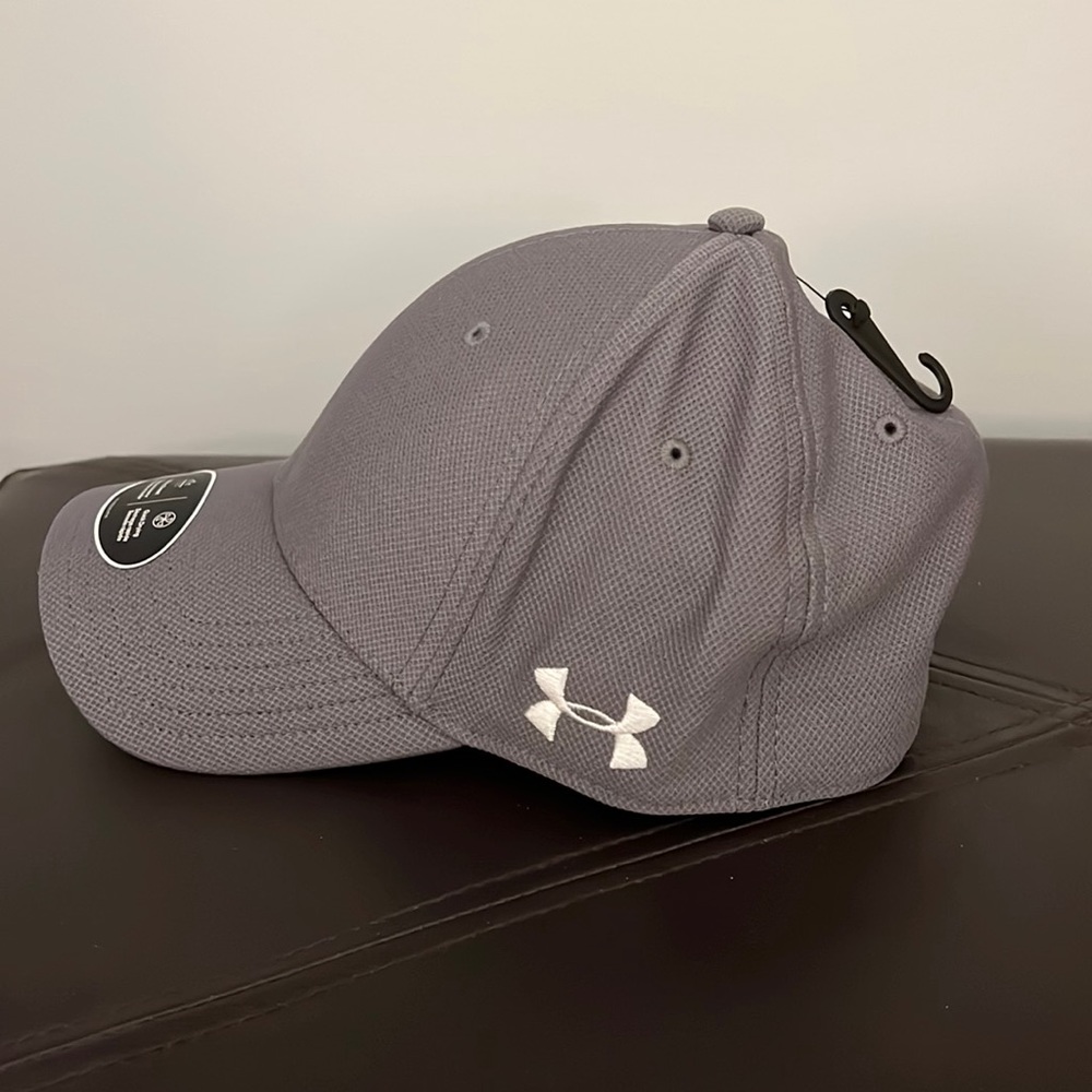 New Under Armour Men’s grey hat M/L